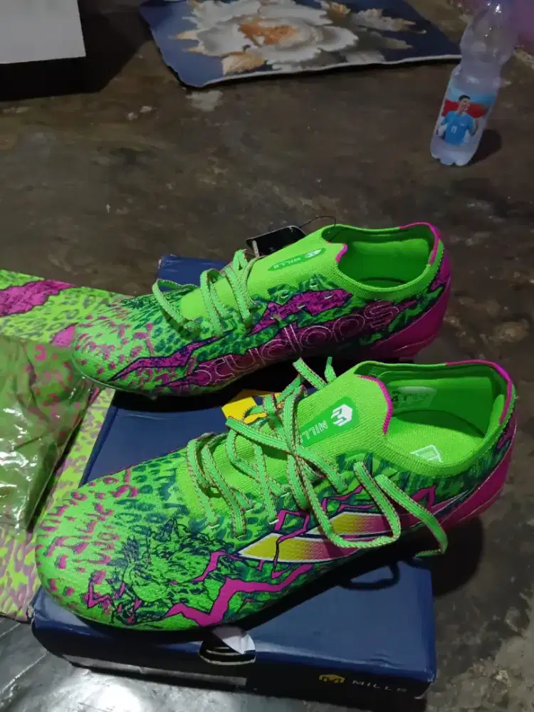 Sepatu bola mills RS FG MAGENTA