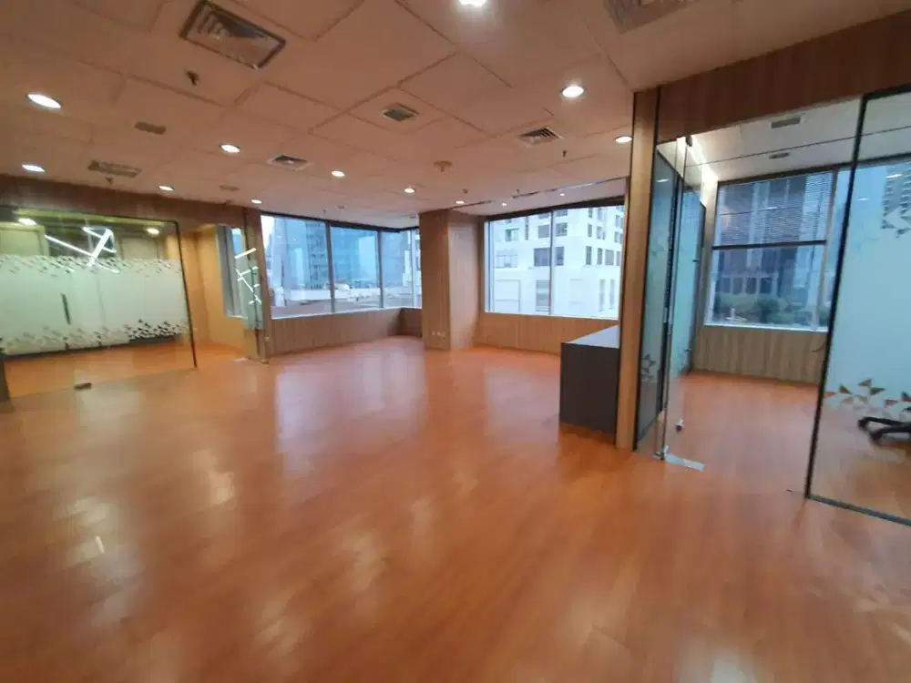 DISEWAKAN OFFICE SPACE ADA 9 RUANGAN DI MENARA SUDIRMAN SEMI FURNISHED