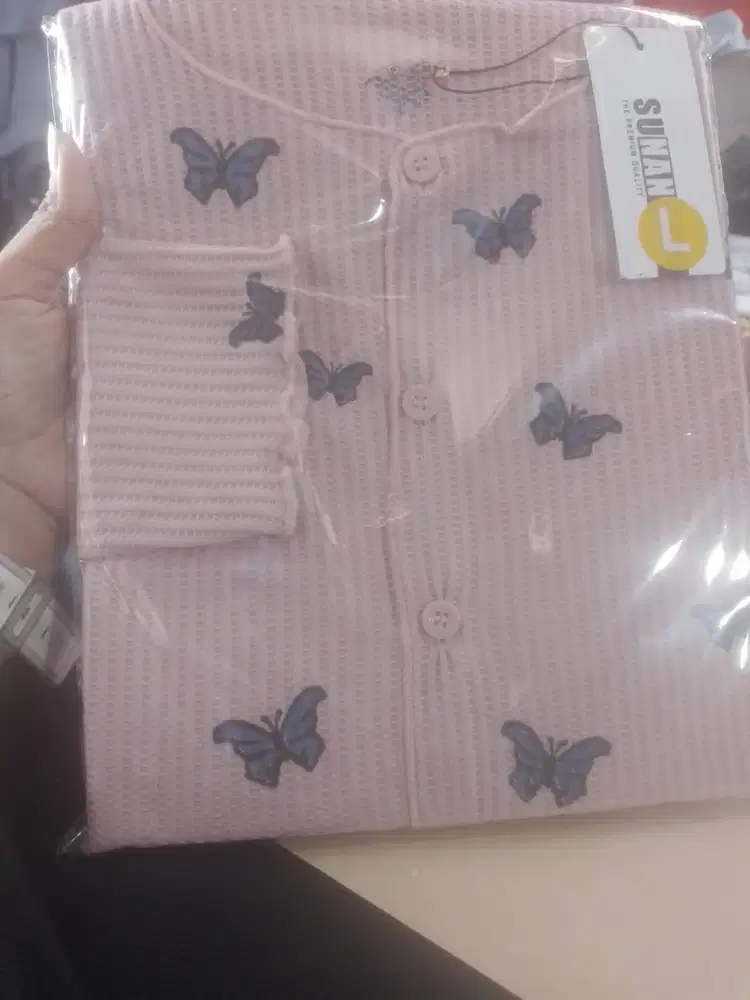 Buat lubang kancing baju cardigan