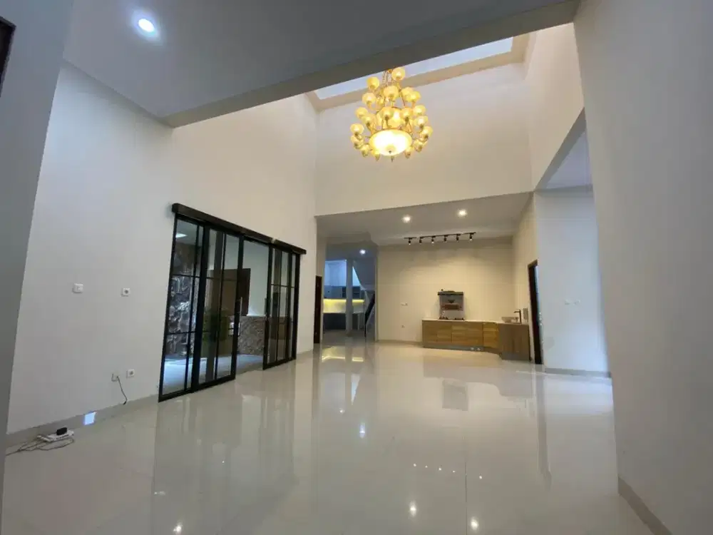 RUMAH MEWAH SEMI FURNISHED DEKAT MALL DI JOGJA,MURAH!