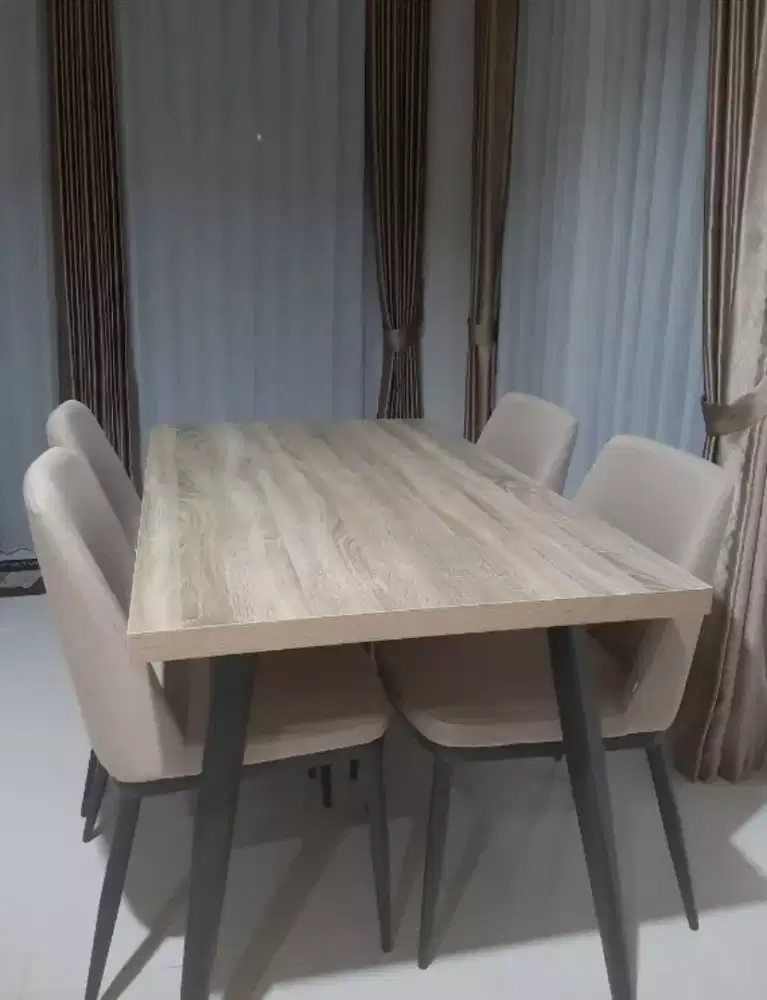 Preloved Meja Makan Set MILGEN by INFORMA kondisi LIKE NEW