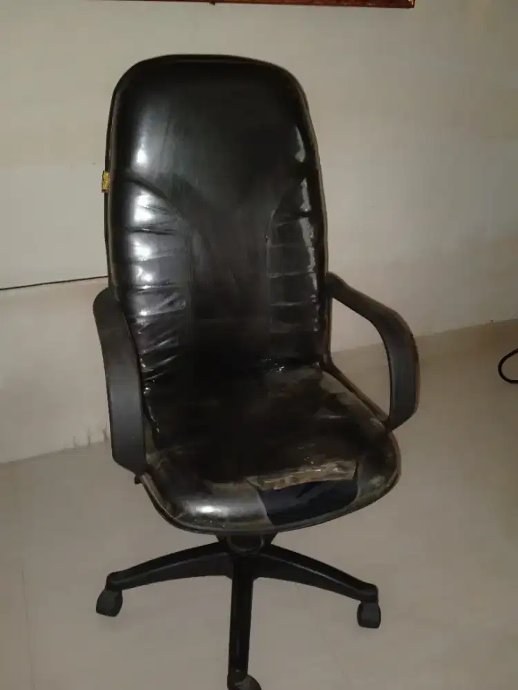 Kursi Direktur muter