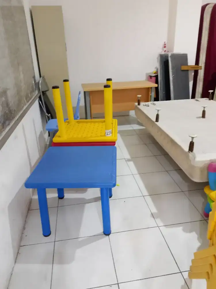 Dijual perlengkapan drumband komplit, meja lemari bekas harga damai