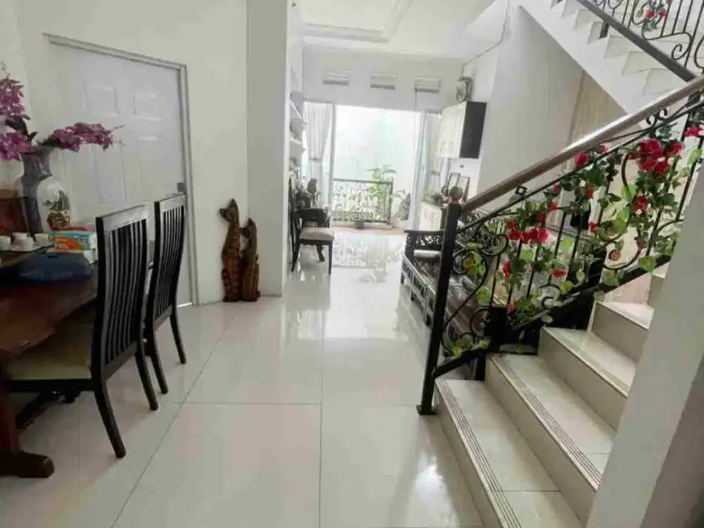 Tropical House Pesona Khayangan