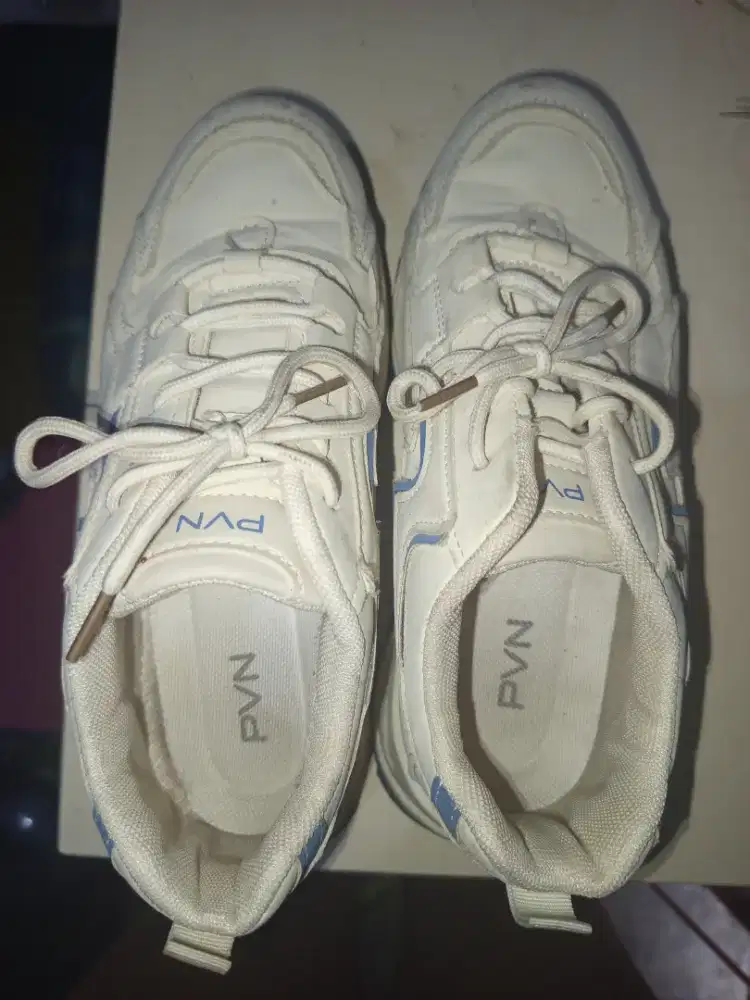 Sneakers Casual Putih Aksen Biru - PVN 39-40