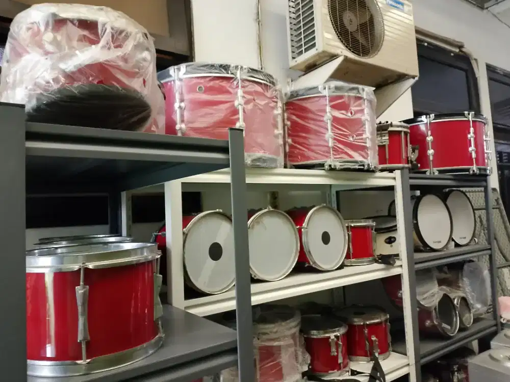 Dijual perlengkapan drumband komplit, meja lemari bekas harga damai