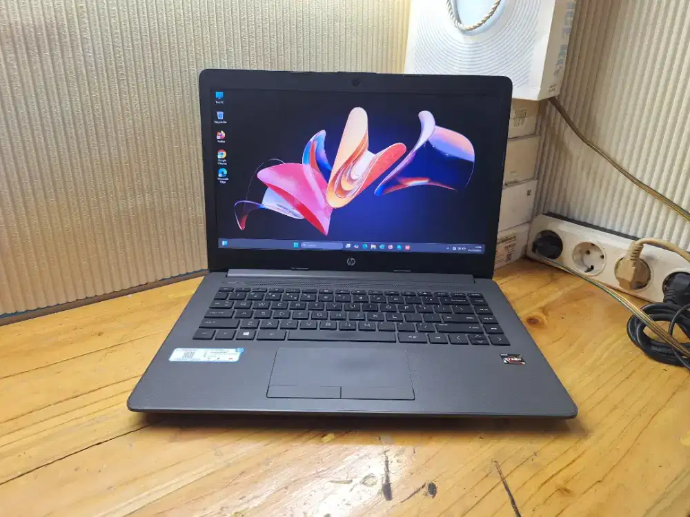 Laptop hp245 G7 And Ryzen 3-330U