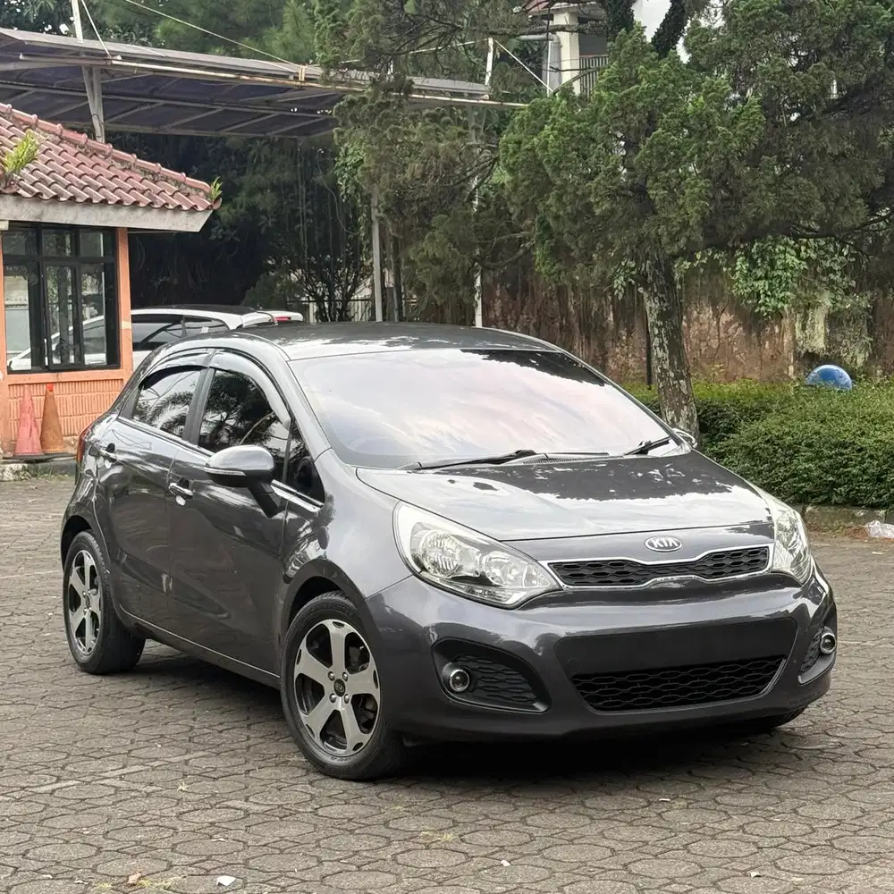 DP7JT KIA RIO 1.4 MT 2013 ABU-ABU