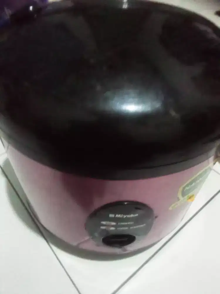 Dijual rice cooker merk Miyako mulus seperti baru normal semua fungsi