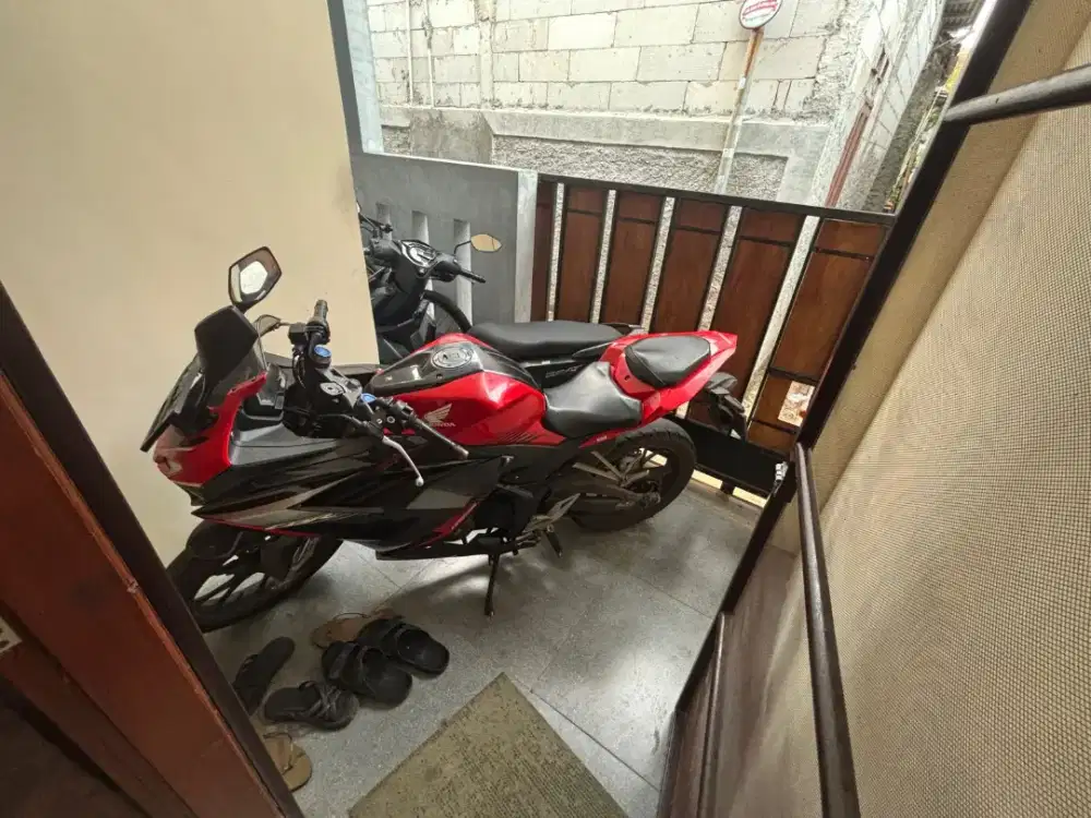 Di jual motor honda CBR150R 18jt nego