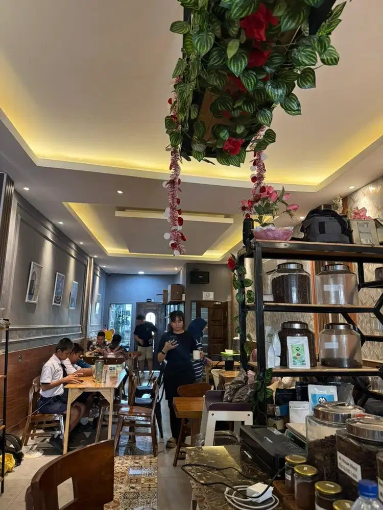 LOKER WAITERS COFFEE SHOP