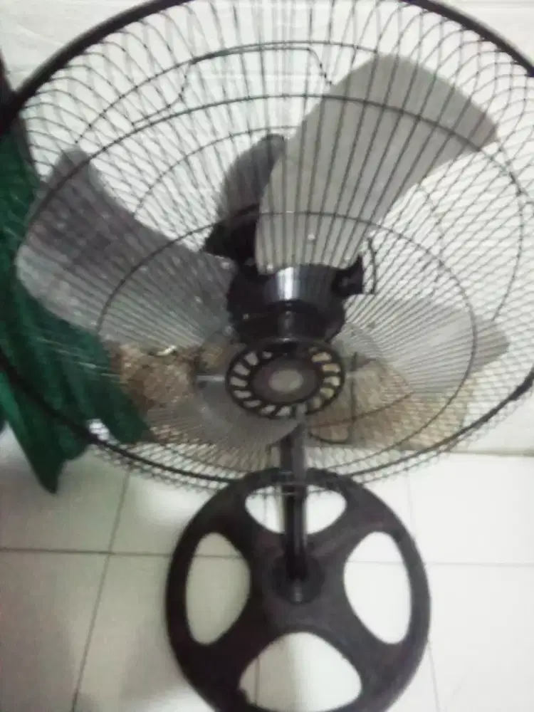 Dijual kipas angin berdiri 18 inch baling2 besi merk Aoyam mls normal