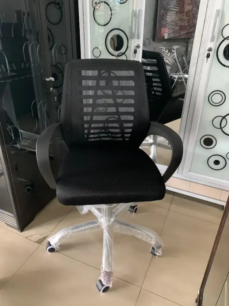 Kursi kantor jaring hitam