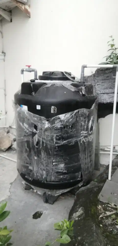 Tandon air merk Penguin 1000 liter. Warna hitam. Anti lumut.