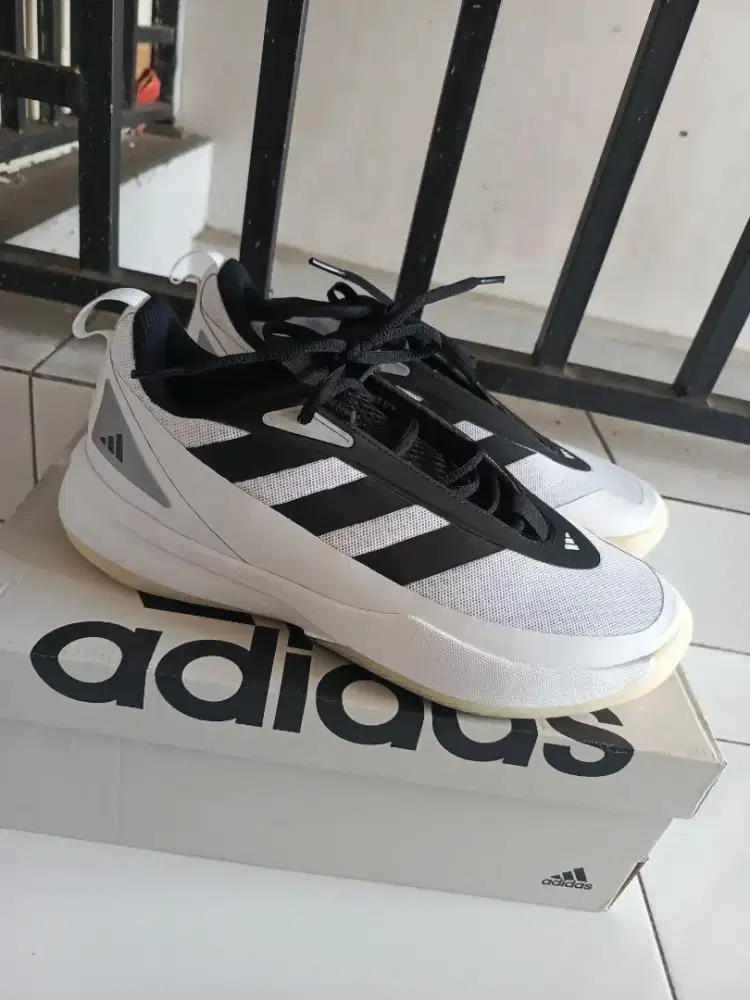 Sepatu pria adidas