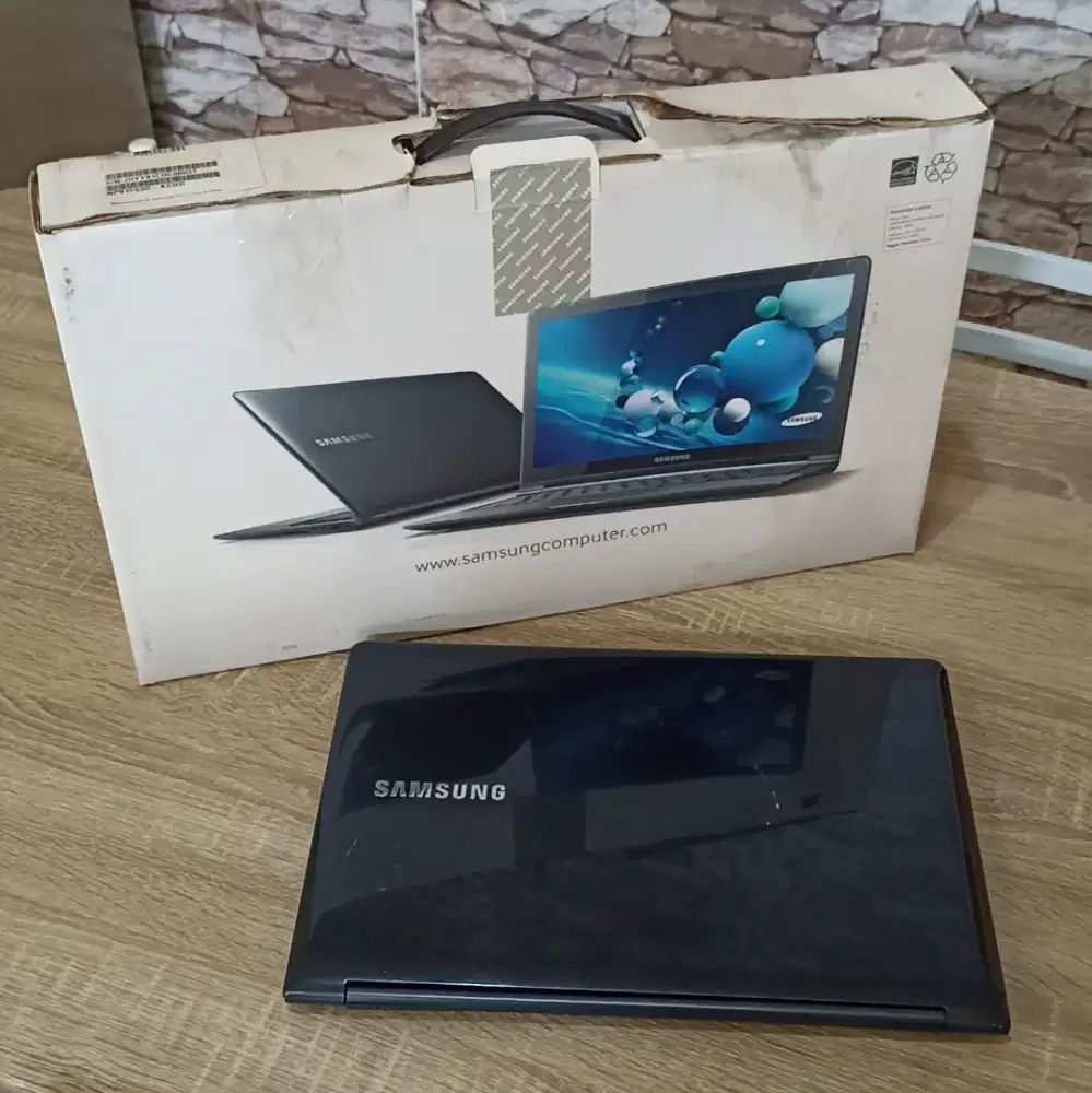 Laptop Samsung Ativ Book 9 Lite fullset