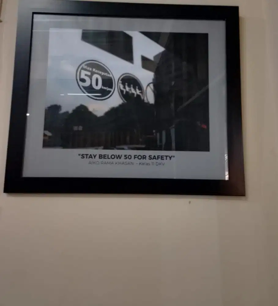 foto Hias Dinding “Stay Below 50 for Safety” – Karya Original