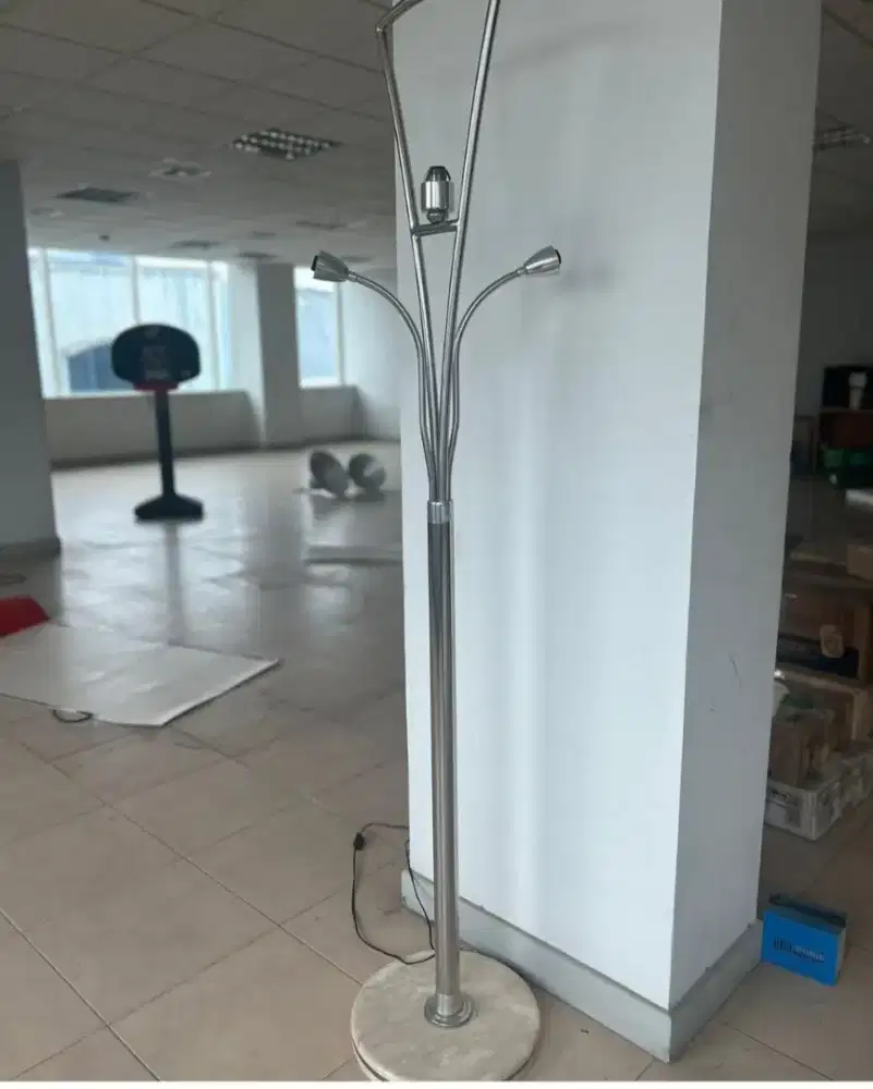 Standing lamp bawah nya marmer