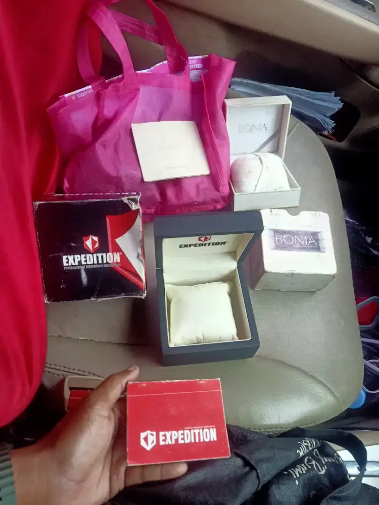 Di jual semuamacam buku,kartu,kotak jam baru dan bekas murah aja