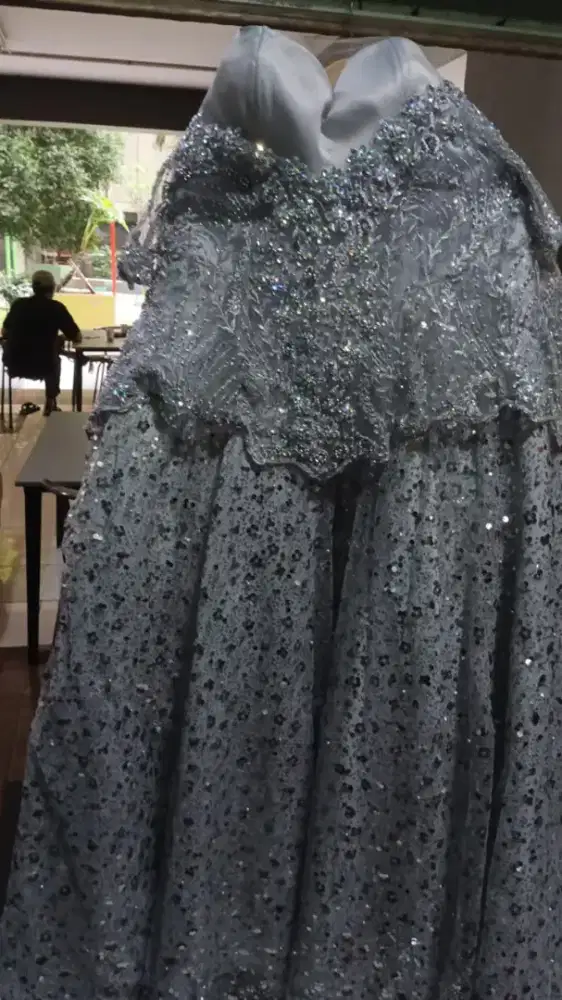 Gaun Dress Pernikahan Warna Silver