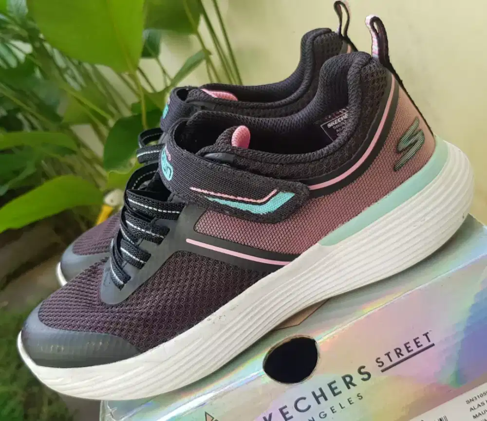 Sepatu Skechers Gorun anak perempuan 100% original bersih siap pakai