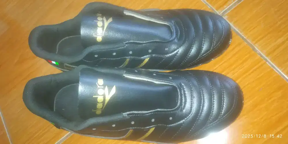 Sepatu bola size 39