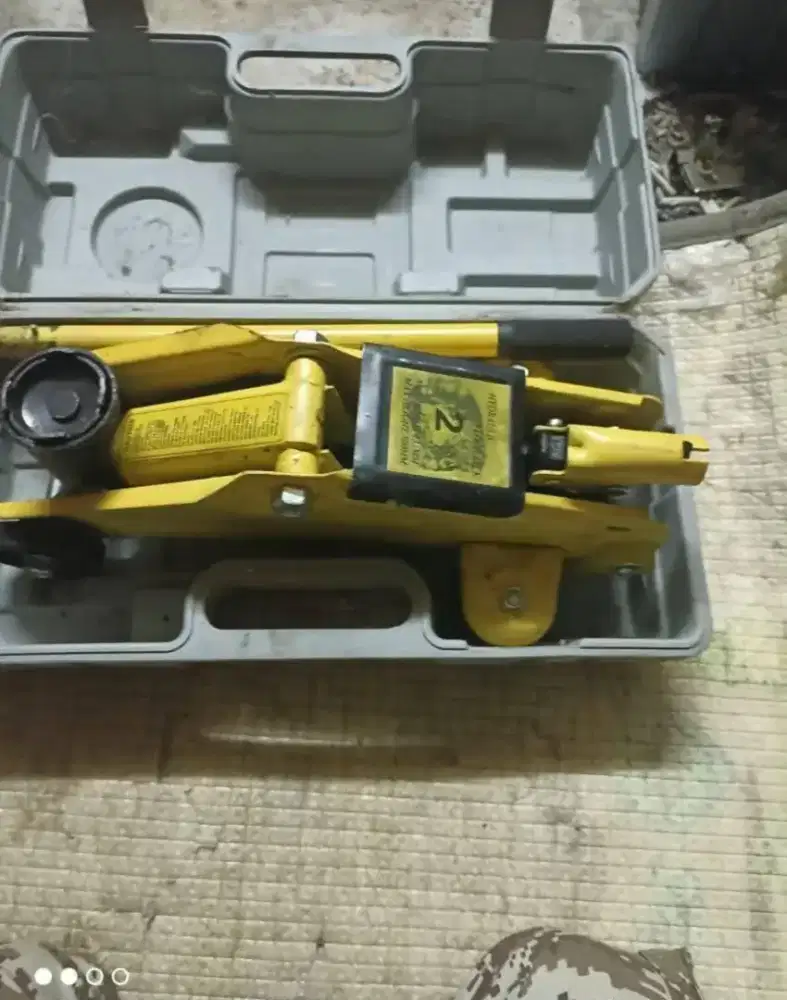 Dongkrak buaya mobil