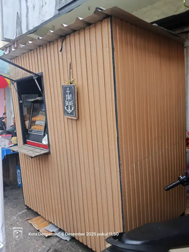 Container booth