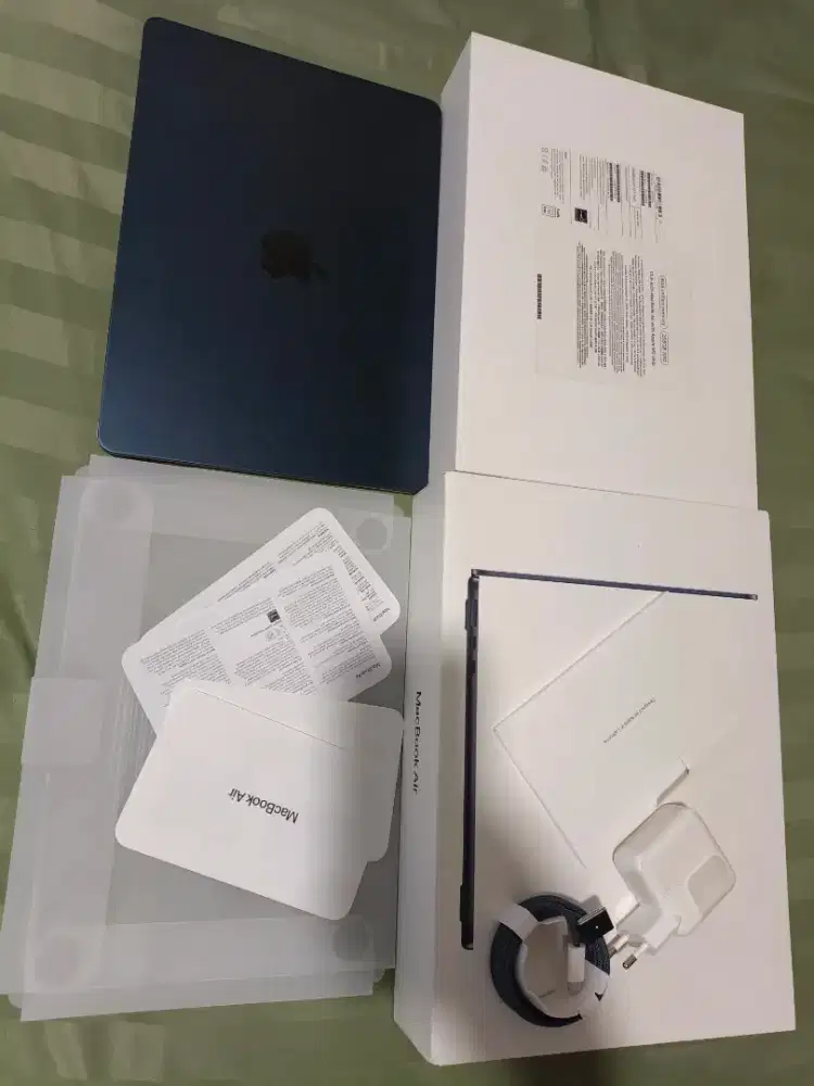 Macbook Air 2022 M2 13 inch midnight blue 8gb 256gb fullset mantul