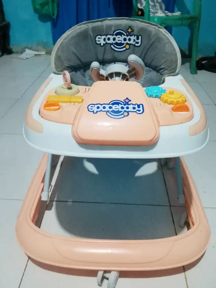 Dijual Baby Walker cuma dipake sebentar