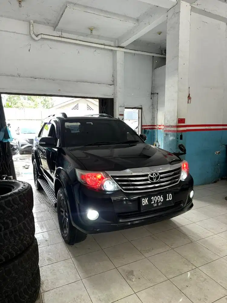 (DP30jt) Toyota Fortuner V 4x4 Bensin Matic 2012 Murah