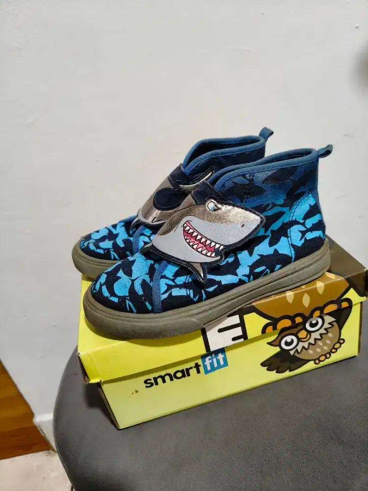 Sepatu smart Fit anak hiu