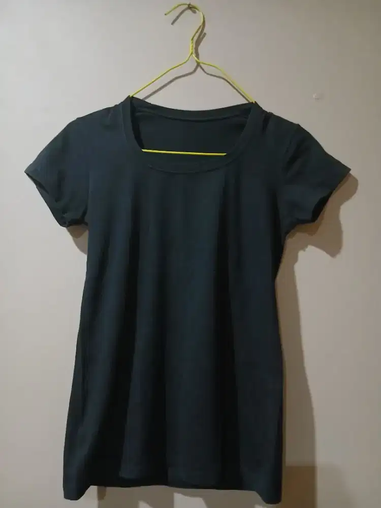 PRELOVED: Kaos Hitam Polos