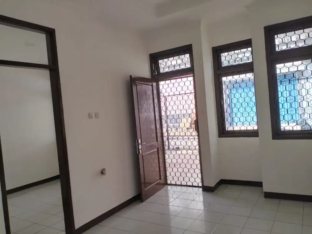 DISEWAKAN RUMAH DI CIPONDOH MAKMUR