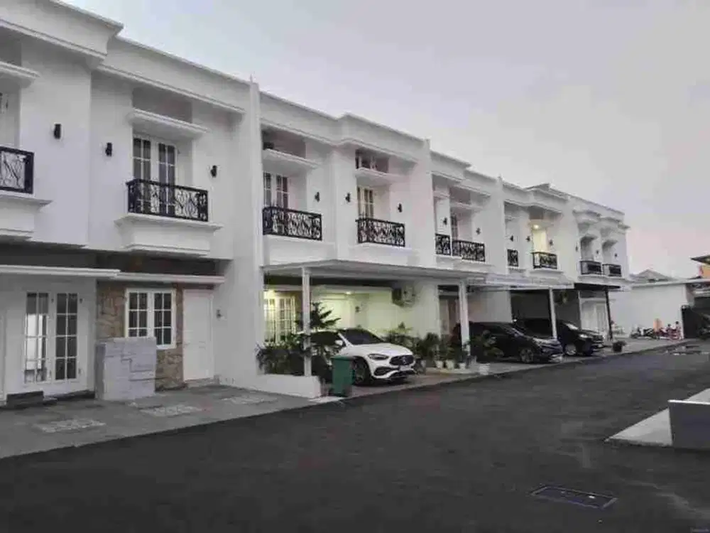 Rumah Cantik ( BARU ) Lingkungan Mewah Di Townhouse Pondok bambu Jakarta Timur
