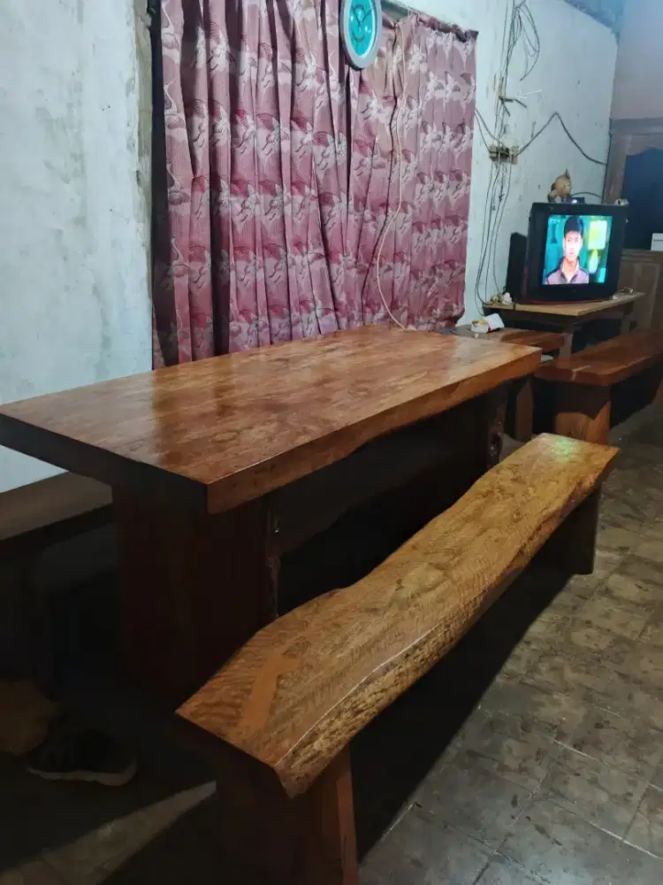 Meja makan antik teras