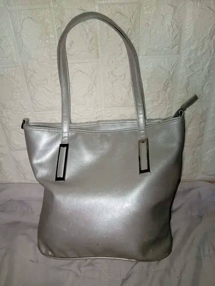 Tote Bag Silver Metalik: Pilihan untuk OOTD Harian mu!
