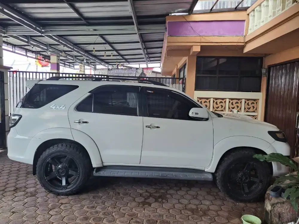 Jual mobil fortuner putih mulus th 2012 matic bensin