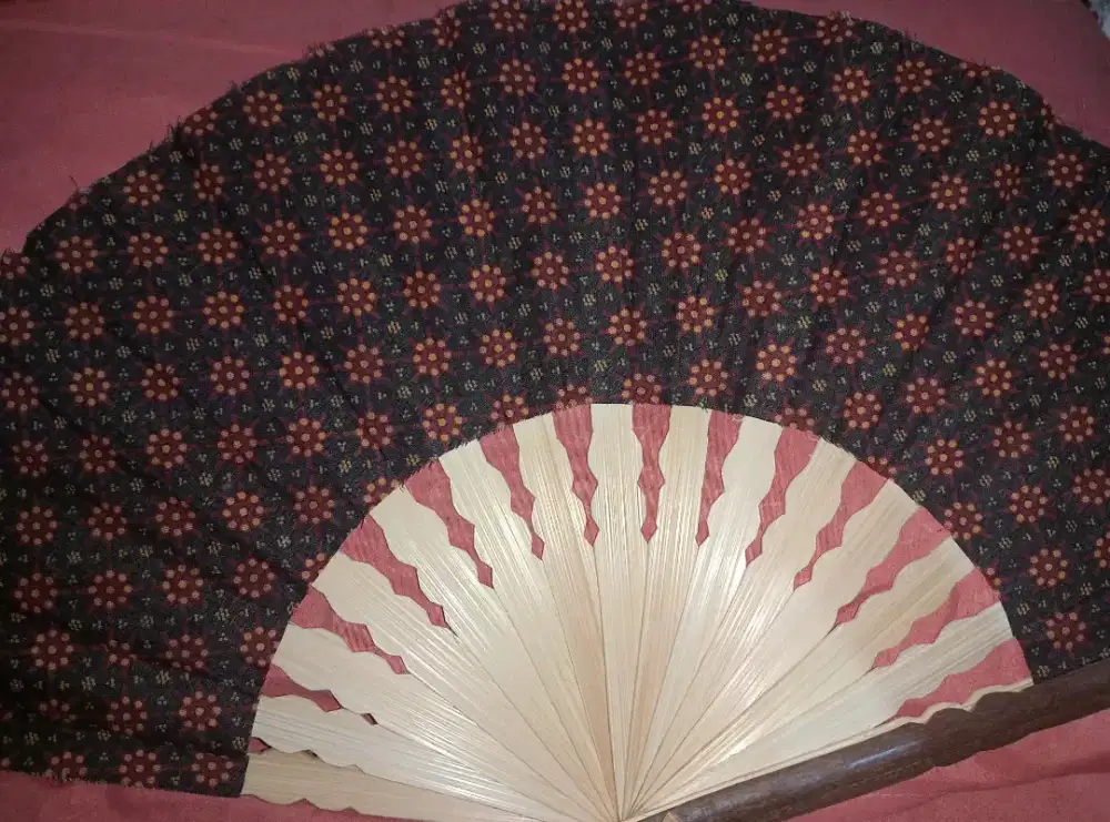 Kipas tangan kayu motif batik ukuran sedang