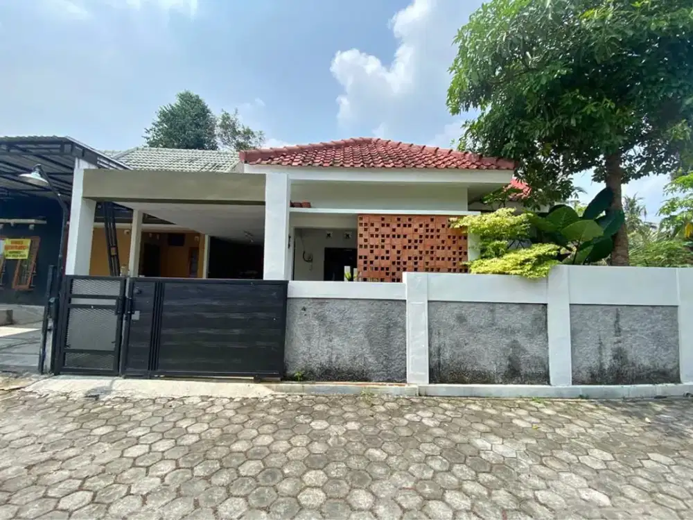 Dijual rumah jl magelang dekat RSUD SLEMAN lingkungan nyaman Halaman belakang luas dan bisa untuk leyeh2