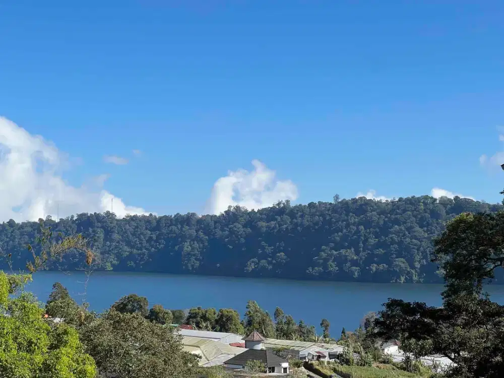 tanah murah dekat Danau buyan Bedugul Bali. Cocok untuk villa. full view danau