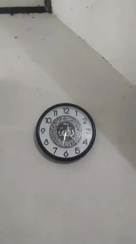 Jam Dinding Bundar Hitam (Lumin)