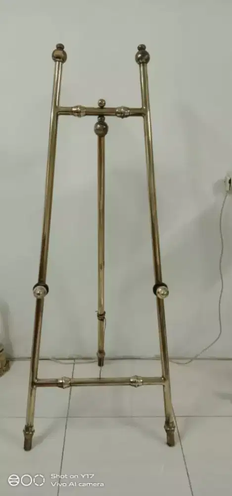 1 unit tempat pajang foto wedding, bahan full kuningan (bekas)