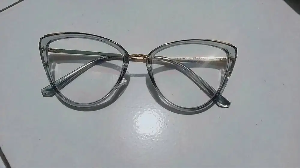 Kacamata Frame Abu Transparan Model Cat Eye