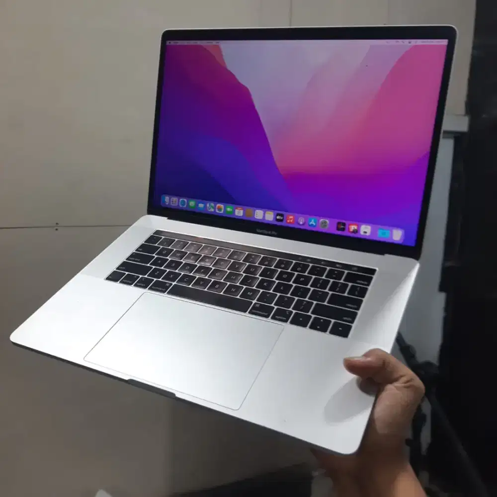 Macbook pro 2018 15 inch ram 16gb ssd 256gb i7 dual vga ex ibox