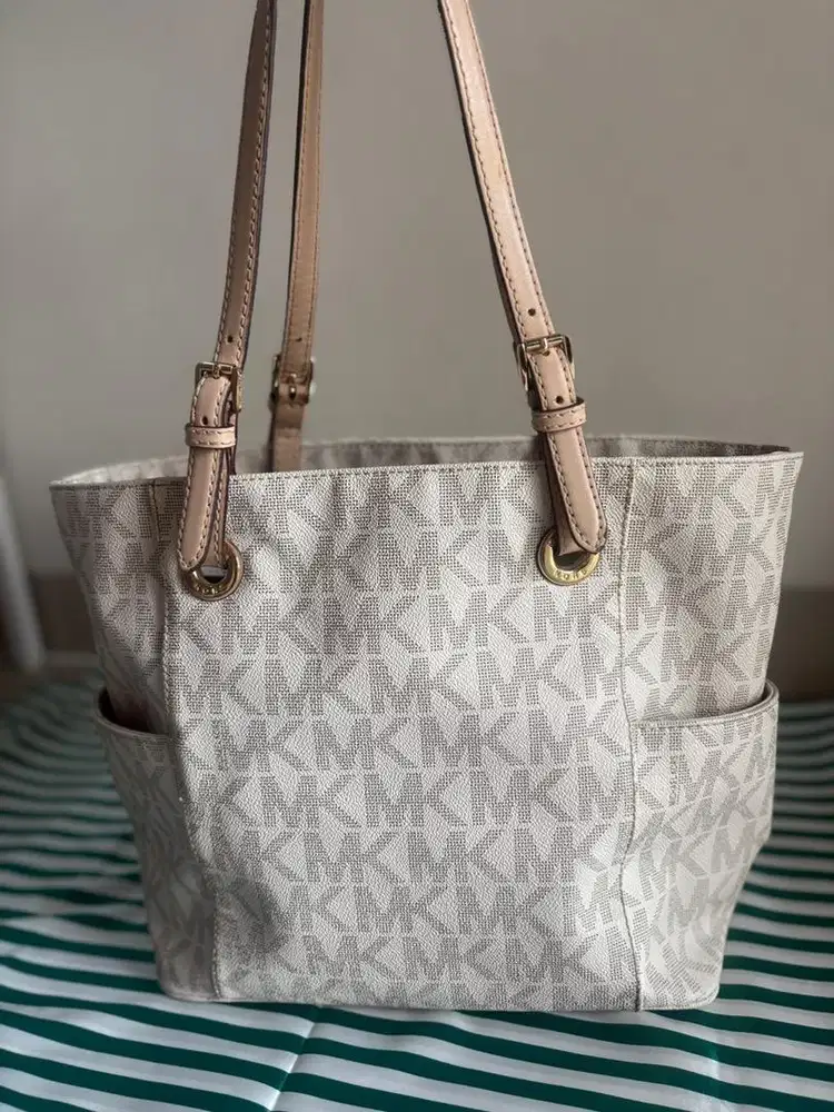 Preloved MK medium tote bag Signature Vanilla