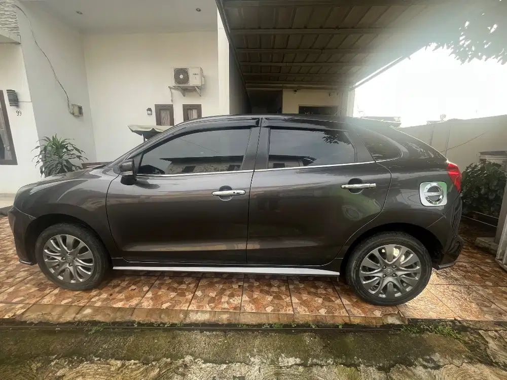 Jual baleno hatchback 2018 abu-abu