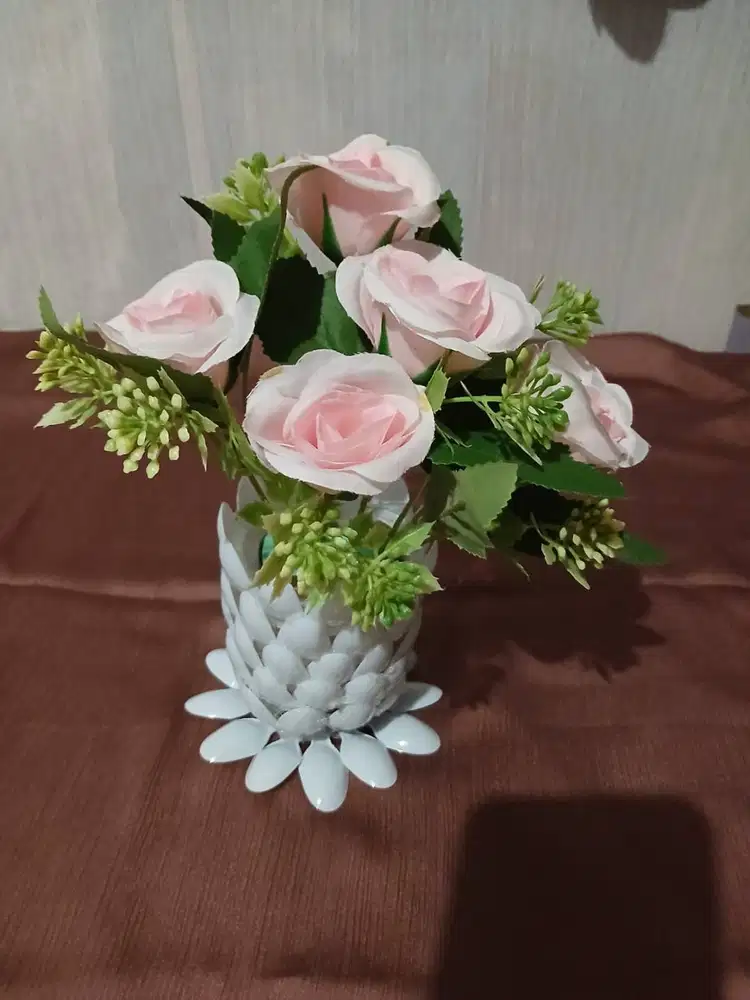 vas bunga terbuat dari sendok plastik