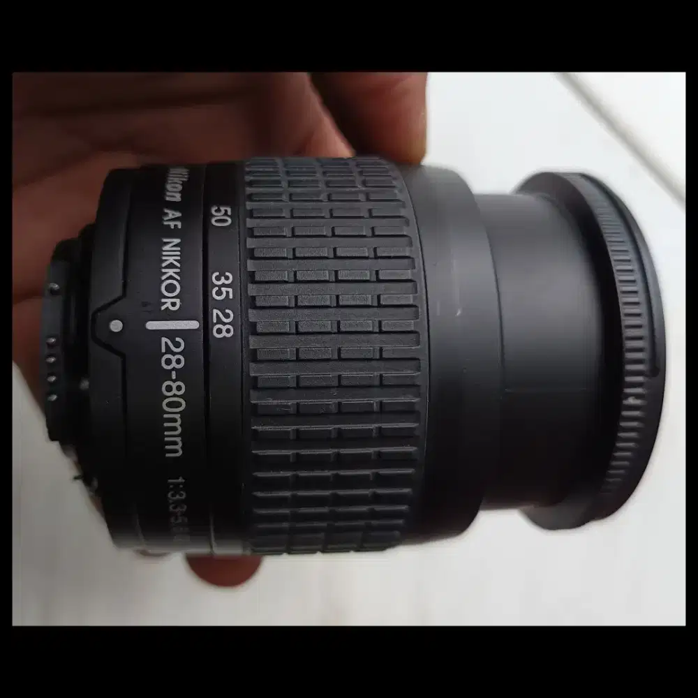 Lensa kit Nikon AFD Nikkor 28-80mm
f3.3-5.6G