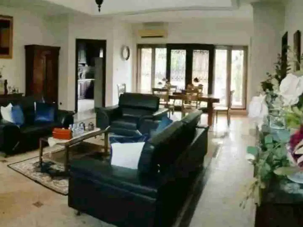 Dijual Rumah Nyaman dan Strategis dengan Kolam Renang Pribadi di Ragunan Jakarta